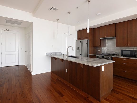 4th image of 2001 Lincoln St Unit 1924