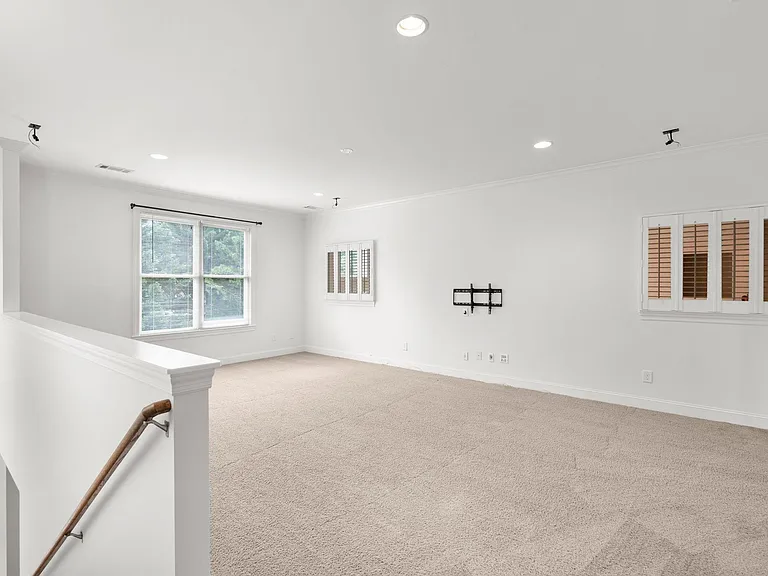 1610 Twin Square Way — Photo 32