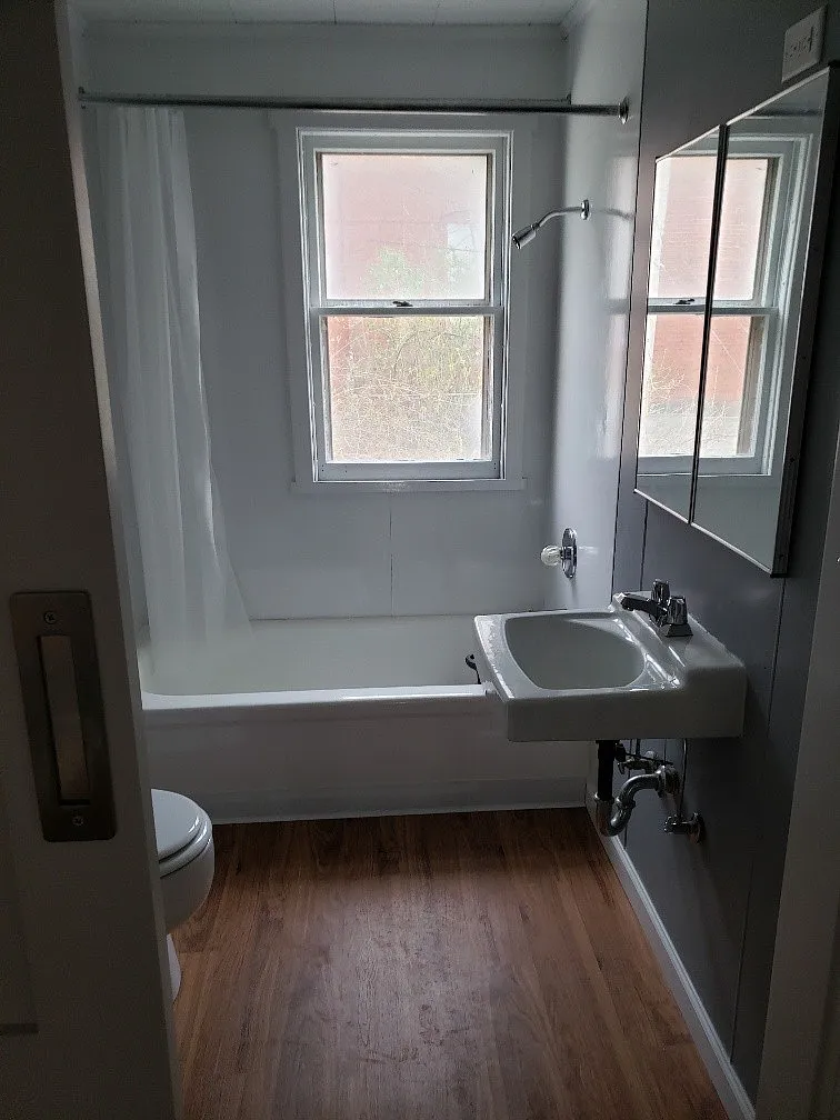 One Bedroom One Bath Duplex , Tenant only pays Electric! *Price Reduced* — Photo 4