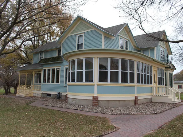 202 N Elder Ave, Graettinger, IA 51342