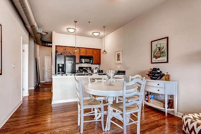 2 bed, 1005 sqft, $2,690 — Photo 3