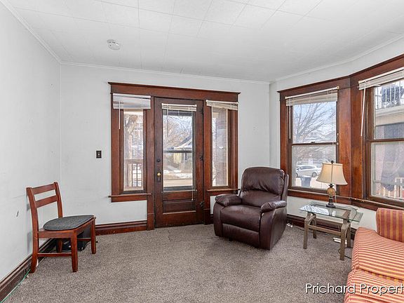 4th image of 1539 Quarry Ave NW