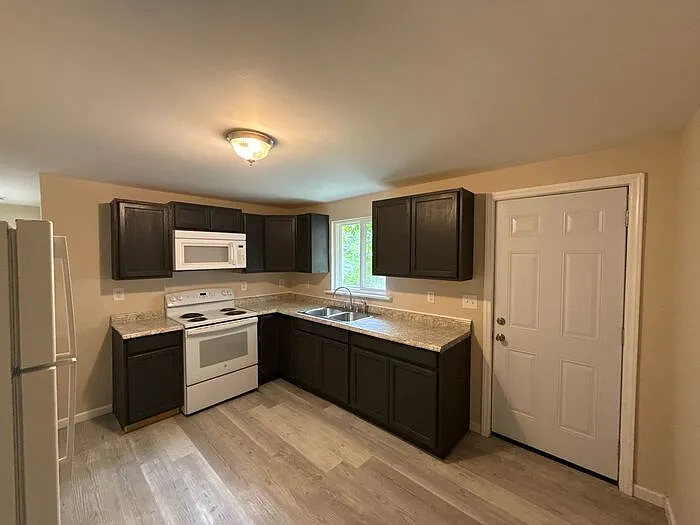 2700 Capitol Dr #2 — Photo 5