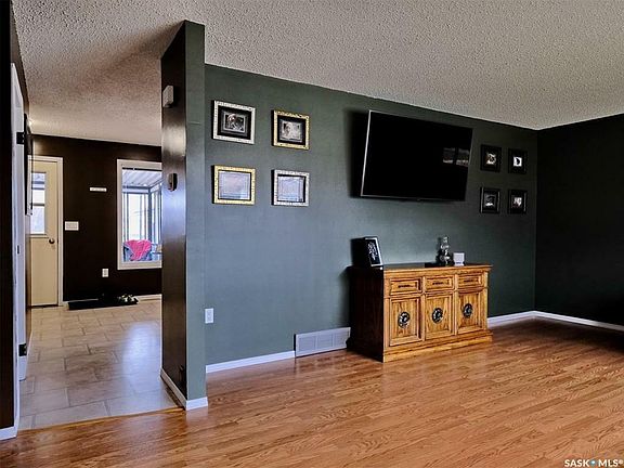 3rd image of 110 Wright Cres