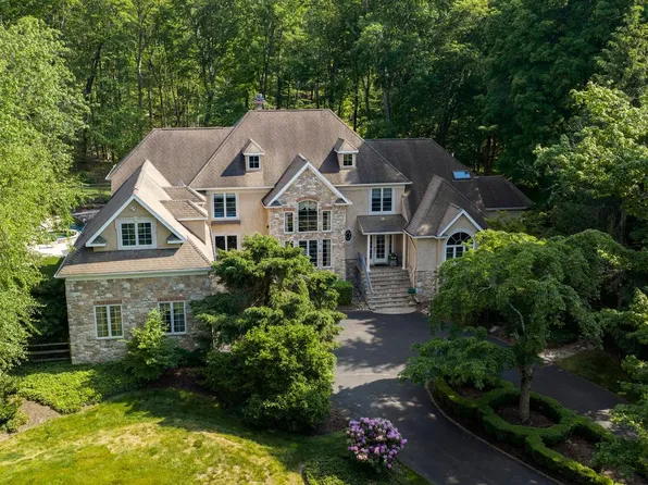5 Glen Eagles Dr, New Hope, PA 18938
