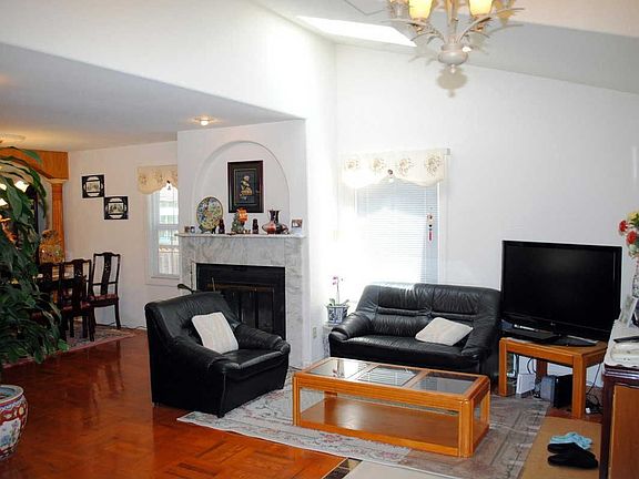Living Room / Fireplace