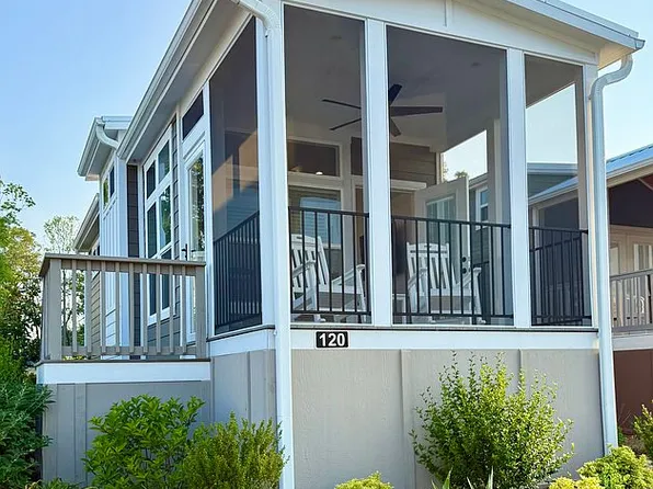 120 Breezy Meadow Ln, Flat Rock, NC 28731