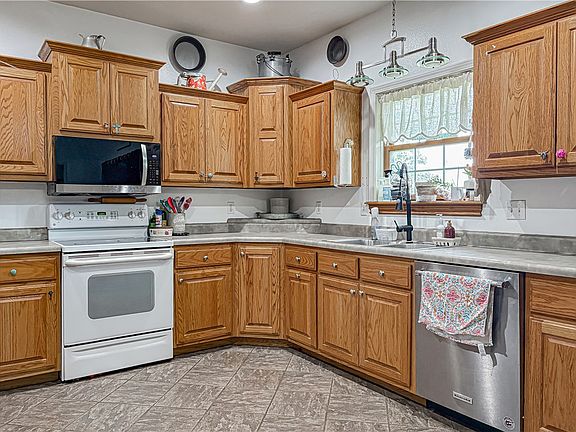 5th image of 1058 County Road 401