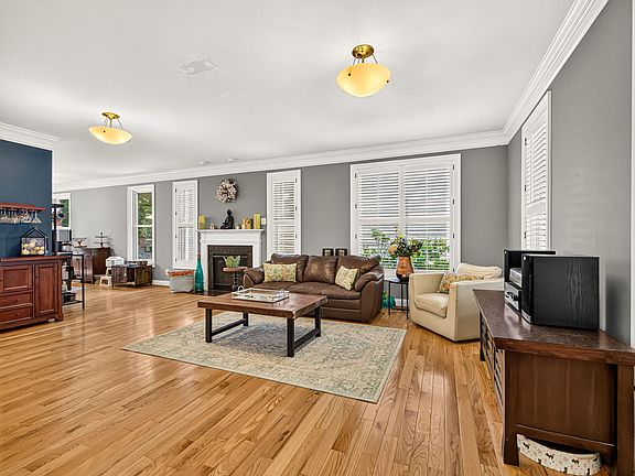 3rd image of 2849 Shannon Glen Ct