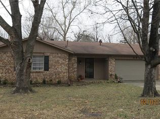 2825 N Peg Ln, Fayetteville, AR 72703