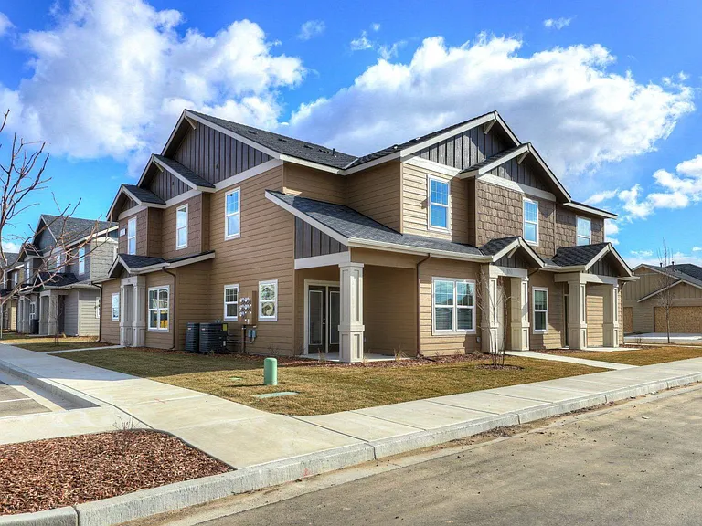 Cedar Crossing Luxury Townhomes — Photo 23