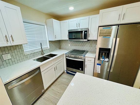 2nd image of 805 W Oakland Park Blvd APT E5