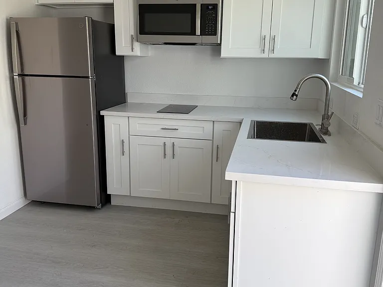 552 Palace Ct #B — Photo 5