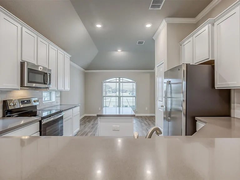 638 Devonshire Ln — Photo 13