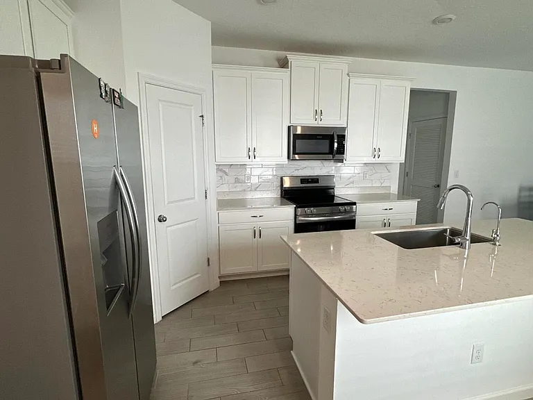 4002 Haydon Burns Pl — Photo 4