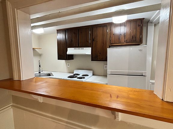 Pass-through from living room to kitchen