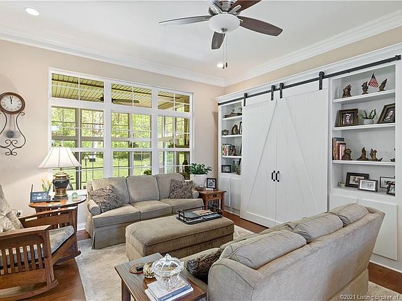 3rd image of 2667 Crescent Hill Dr NE