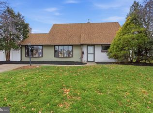 28 Cloister Rd, Levittown, PA 19057