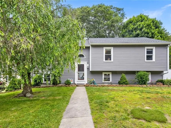 1 Fox Run Dr, West Warwick, RI 02893