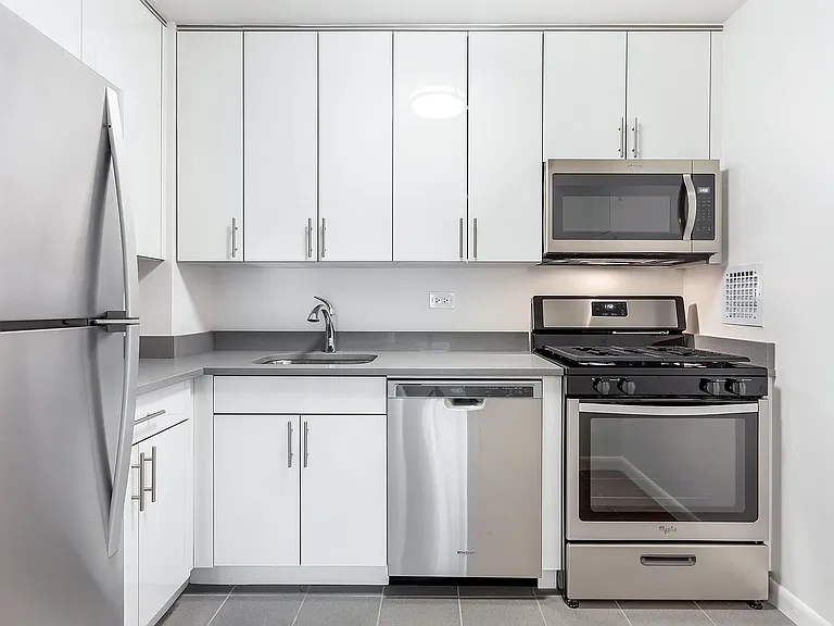 385 S End Ave #2AA — Photo 1