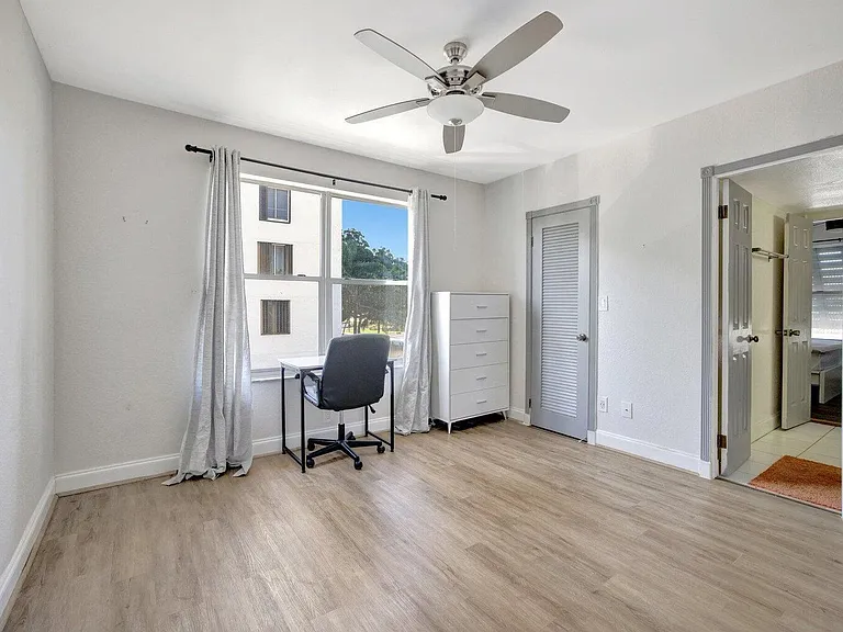 2400 NE 33rd Ave #211 — Photo 23