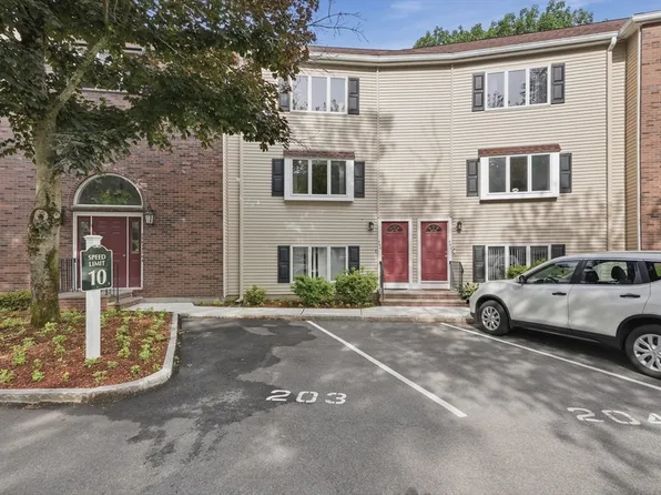 305 Salem St APT 206, Woburn, MA 01801