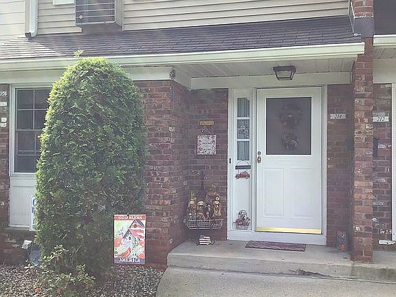 5th image of 214 Doxbury Ln