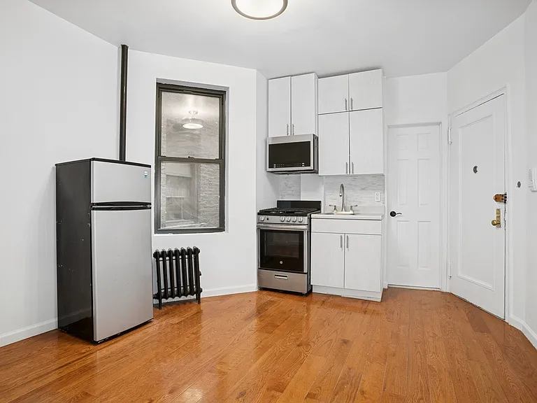 340 E 5th St #C4 — Photo 2