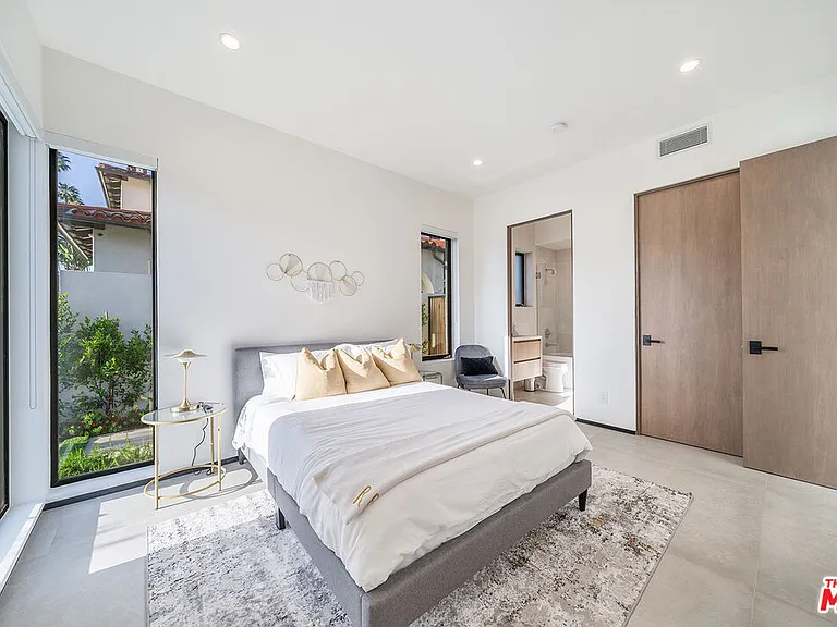 200 N Doheny Dr — Photo 32