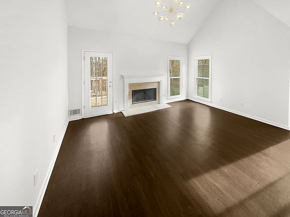 3rd image of 2669 Glenrose Hl