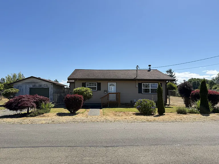 304 Oak St — Photo 2