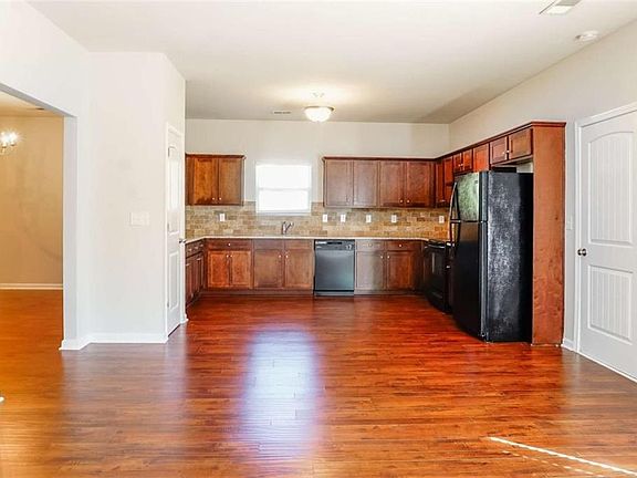 4th image of 147 Daisy Cir