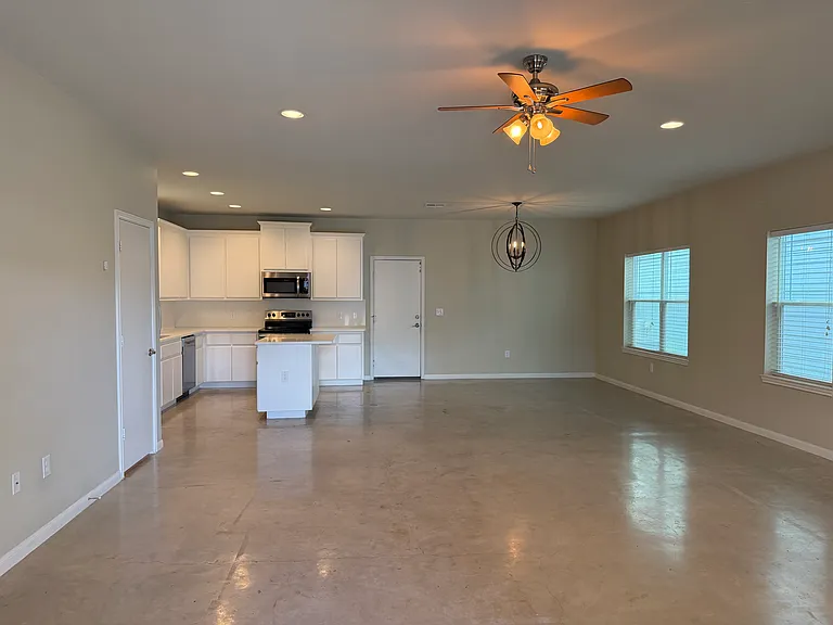 207 Grange St — Photo 3