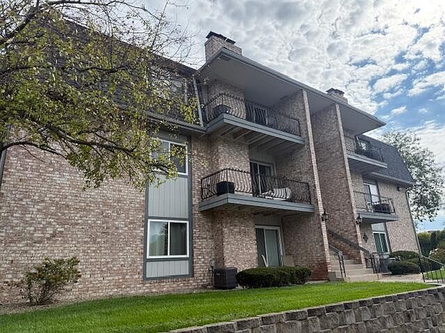 2nd image of 245 W Joliet St APT 301