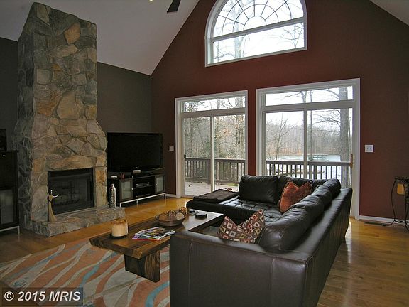 Living Room w/Stone Fireplace (Gas)