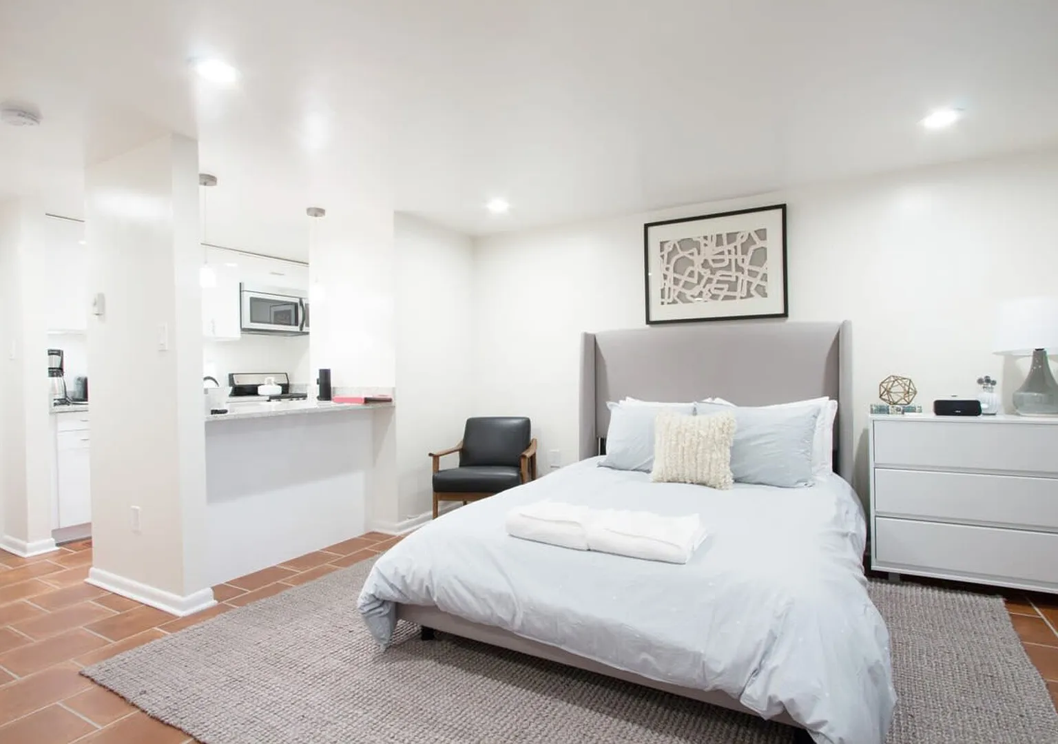 Studio Apt Near Metro, High Speed WiFi, Alexa — Photo 4