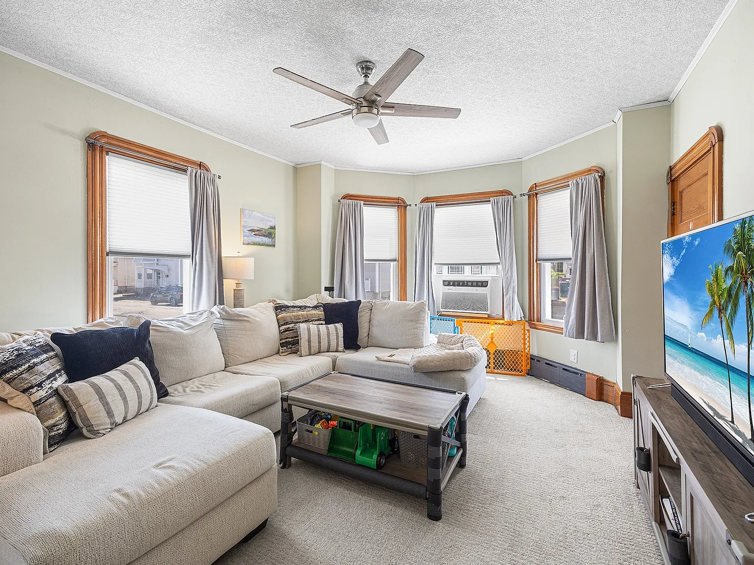 3 bed, 1050 sqft, $2,250 — Photo 3