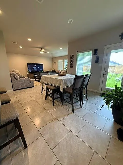 3 bed, 2.0 bath, 1738 sqft, $2,100 — Photo 3