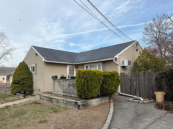 2nd image of 25 E Maple St