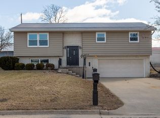 1019 8th St SE, Dyersville, IA 52040