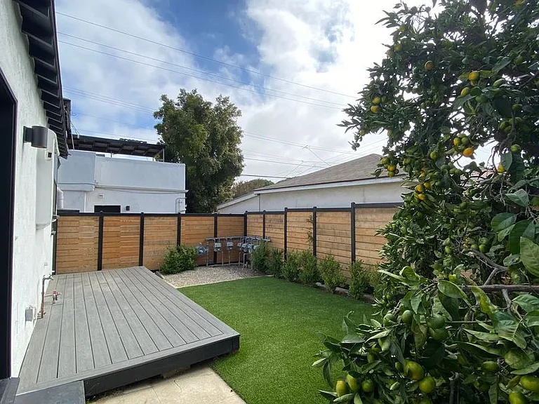 2224 Oak St — Photo 9