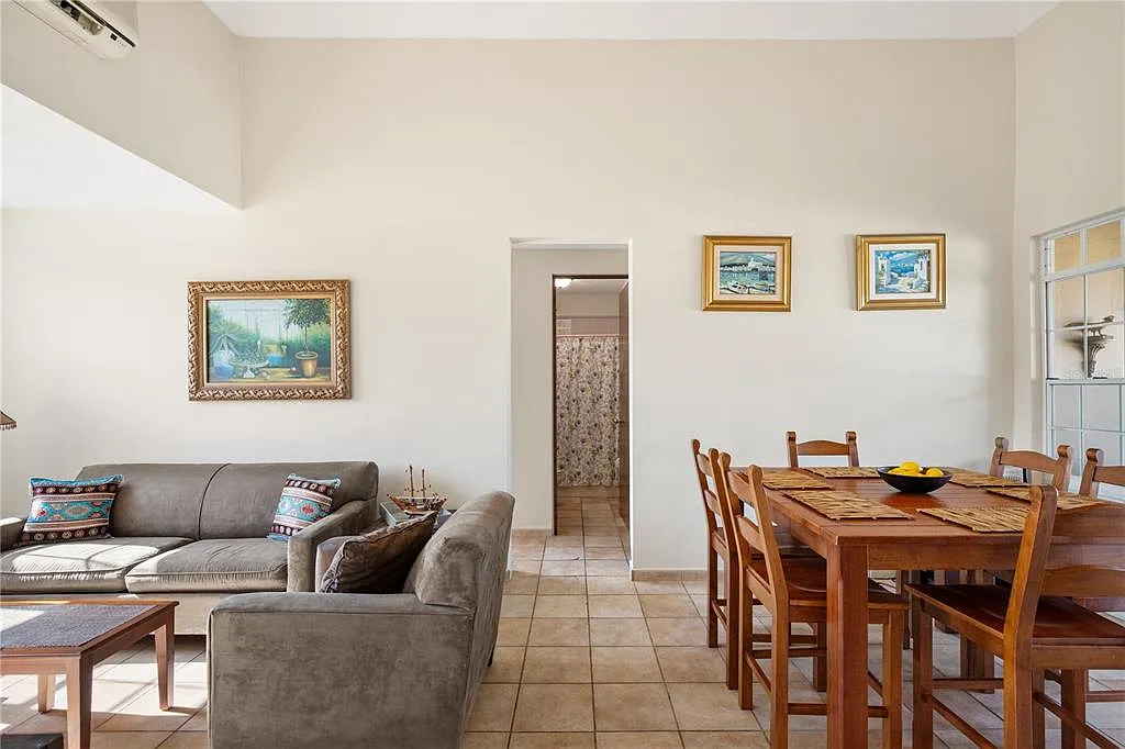 3 bed, 3.0 bath, 1800 sqft, $2,800 — Photo 2