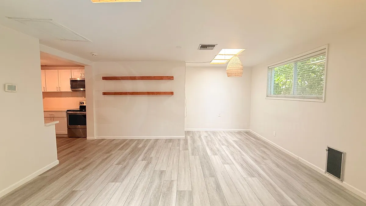 3 bed, 2.0 bath, 1320 sqft, $2,085 — Photo 3