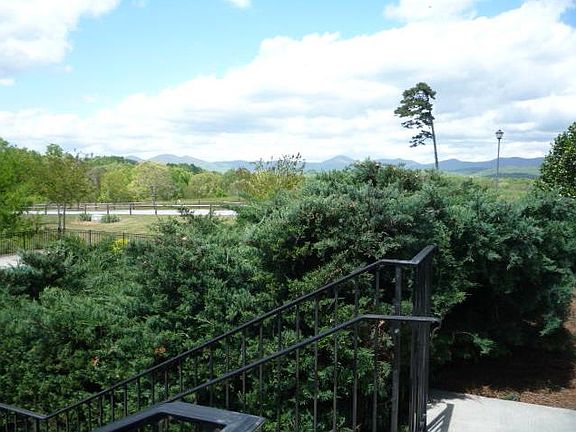 4th image of 362 Summit Dr