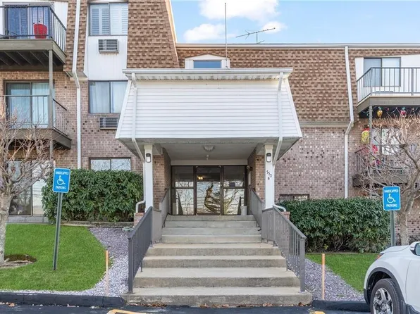 750 Quaker Ln APT B302, Warwick, RI 02889