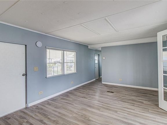 4th image of 860 Cashew Cir