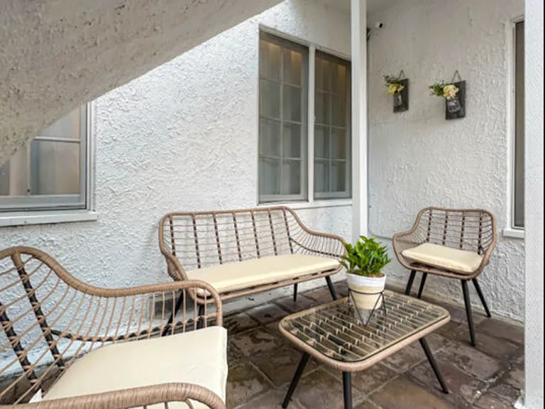 239 S Doheny Dr — Photo 17