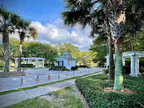 3rd image of 201 Silver Cypress Cir