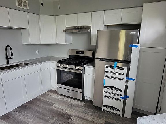 3rd image of 2120 Russell Ave