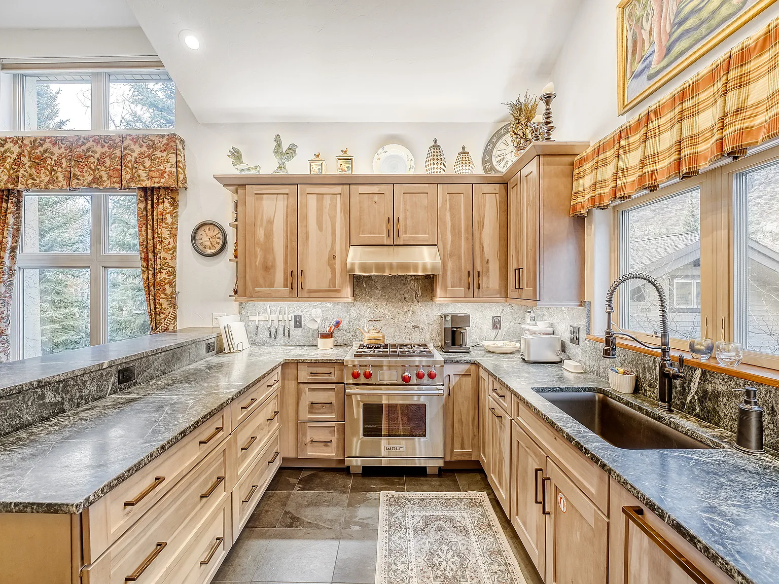 4 bed, 3.5 bath, 1850 sqft, $10,000 — Photo 2